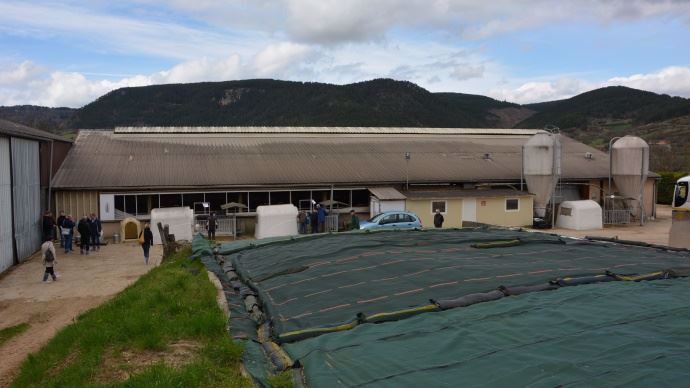 L'exploitation est située dans la vallée du Lot, au pied des montagnes cevenoles.