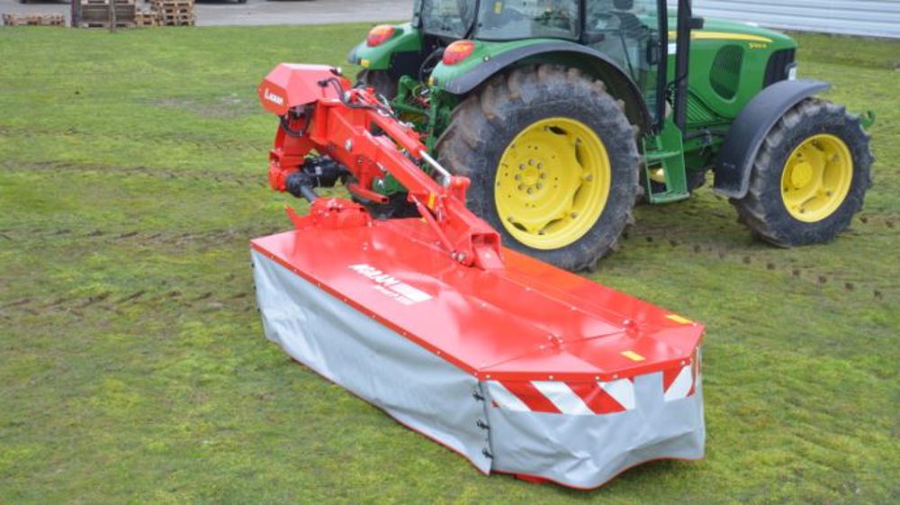 Les faucheuses Agram Jet Cut série 2000 se replient pour éviter un obstacle. (©Agram)