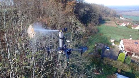 Pour pulvériser les nids de frelons, Spray Hornet embarque une bombe d'insecticide. (©Spray Hornet) Pour pulvériser les nids de frelons, Spray Hornet embarque une bombe d'insecticide. (©Spray Hornet)
