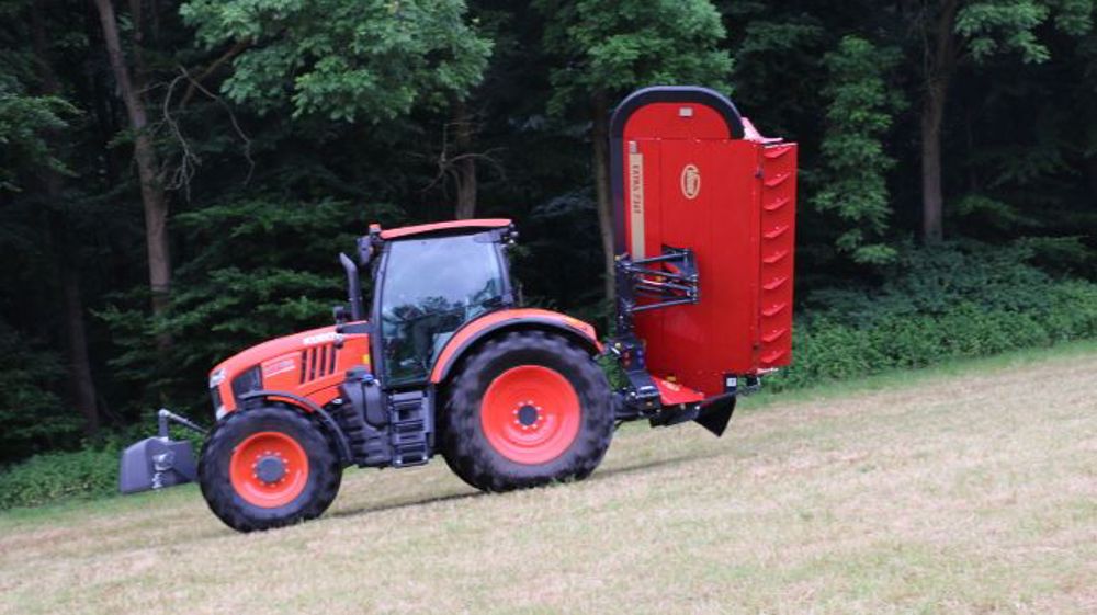 L'organe de coupe se replie à 120° pour centrer le poids sur les roues du tracteur. (©Terre-net Média)