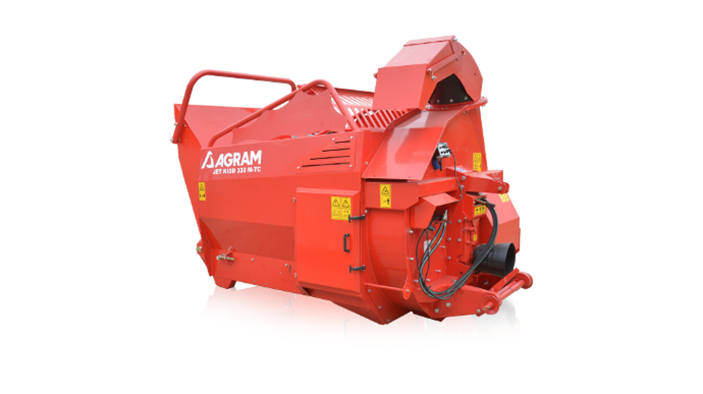 La pailleuse Jet Kidd MCC 330 Herbifibre d'Agram paille, distribue et défibre les rations. (©Agram) 