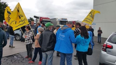Des éleveurs français et belges ont bloqué l'usine Milcobel en Belgique pour protester contre les prix du lait. (©Confédération Paysanne)