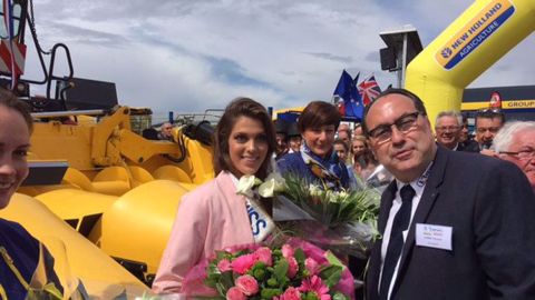 Miss France 2016 et Florent Caré, président du groupe Cheval, lors de l'inauguration de la base New Holland à Eton (©Cheval)