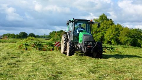 La fauche de l'herbe dans le sens inverse à celui de la verse permet de produire une coupe plus nette et homogène et de récolter un maximum de fourrages. Ensuite, des fanages énergiques permettront de démêler les brins entremêlés et faciliteront leur séchage. (©Terre-net Média)