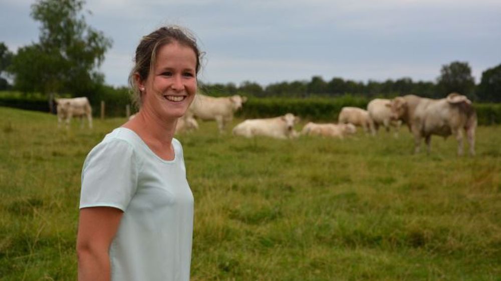 Née au coeur du berceau charolais, Léa Juniet-Laboisse sélectionne ses bêtes avec passion. (©Terre-net Média)