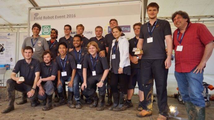 L'équipe gagnante de l'université d'ösnabruck conceptrice du robot 