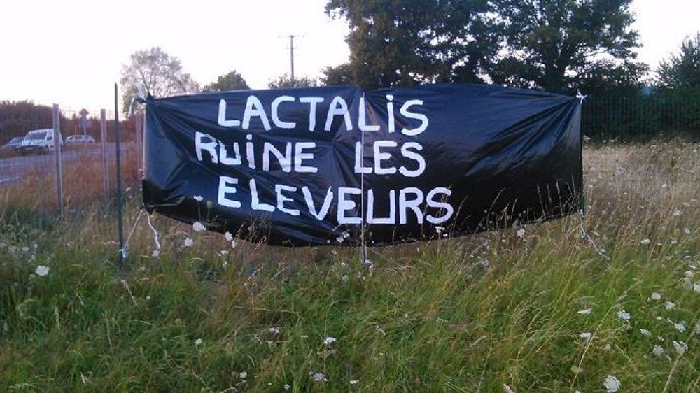 Les éleveurs laitiers du Grand Ouest démarrent aujourd'hui leur mobilisation devant le siège de Lactalis à Laval. (©@fdsea53)  