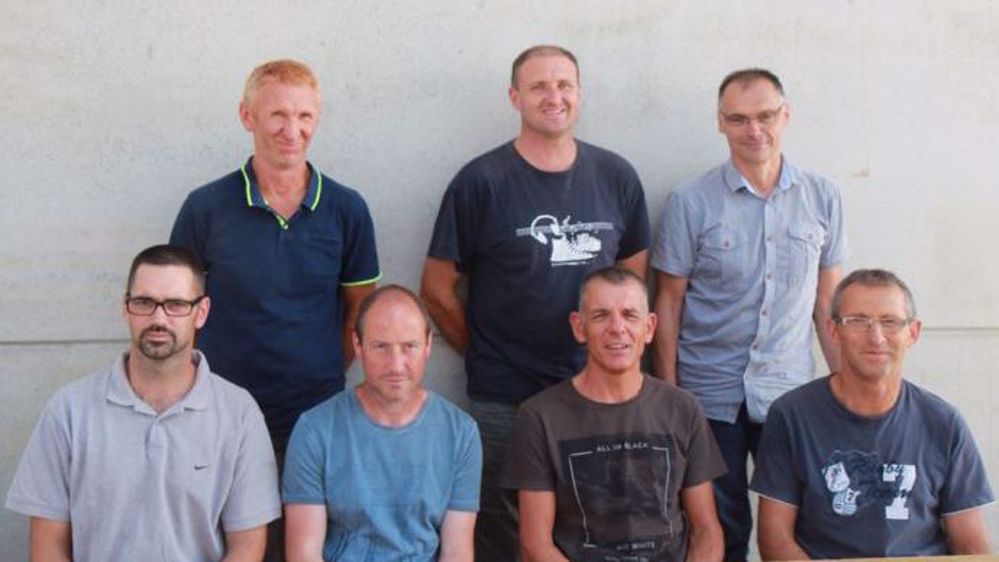 Débout, de gauche à droite : Jean-Christophe Socheleau, éleveur de prim'Holsteins, Y. Cailleau, éleveur de caprins, X. Godefroy, Technicien Evolution.