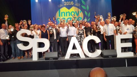 Les entreprises qui proposent les 50 produits récompensés aux Innov'Space 2016 ont reçu leurs trophées mardi 13 septembre 2016. (©Terre-net Média)