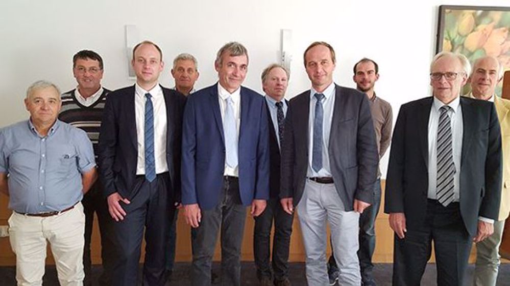 De gauche à droite : Jean-Yves Lebeau (Président Section Normande Gènes Diffusion ES), Jean-Marie Desdoit (Président de la commission Prim'Holstein Origenplus), Aurélien Michel (Directeur général Origenplus), Patrick Desbrosses (Président section charolaise Gènes Diffusion ES), François Carpentier (Président Origenplus), Gilles Lavisse (Président Gènes Diff