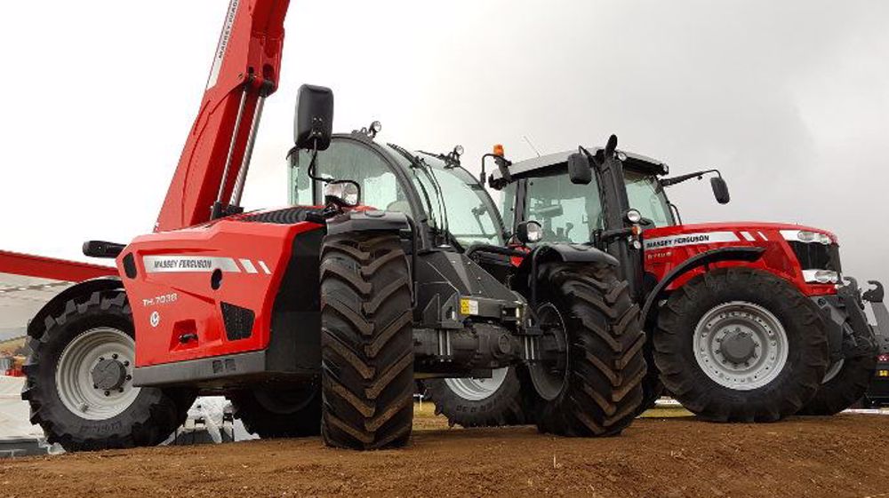La nouvelle gamme de télescopiques Massey Ferguson TH est bien équipée . (©Terre-net Média ) La nouvelle gamme de télescopiques Massey Ferguson TH est bien équipée . (©Terre-net Média )