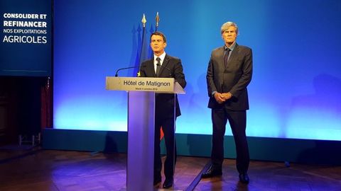 Manuel Valls et Stéphane Le Foll ont présenté mardi 4 octobre 2016 un nouveau plan d'urgence pour le secteur agricole. (©Terre-net Média) Manuel Valls et Stéphane Le Foll ont présenté mardi 4 octobre 2016 un nouveau plan d'urgence pour le secteur agricole. (©Terre-net Média)