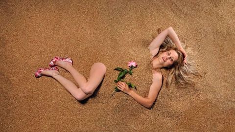 Extrait du calendrier "Perche rose" des agricultrices de l'Orne au profit de la lutte contre le cancer du sein. (©David Commenchal)