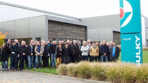Les conseillers prennent la pose devant l'usine Sulky (©Sulky Burel)