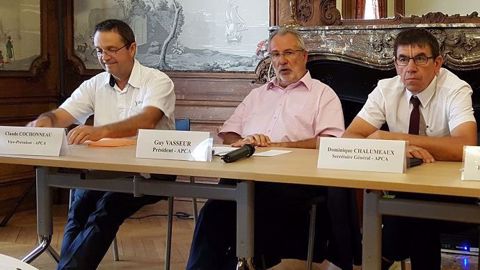 Guy Vasseur, au centre, devrait laisser son poste de président de l'APCA à Claude Cochonneau, à gauche, seul candidat pour lui succéder. (©Terre-net Média) Guy Vasseur, au centre, devrait laisser son poste de président de l'APCA à Claude Cochonneau, à gauche, seul candidat pour lui succéder. (©Terre-net Média)