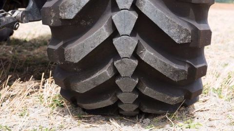 Michelin Evobib, changement de crampons entre la route et le champ. (©Michelin)