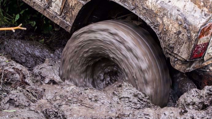 Roue de 4x4 embourbée