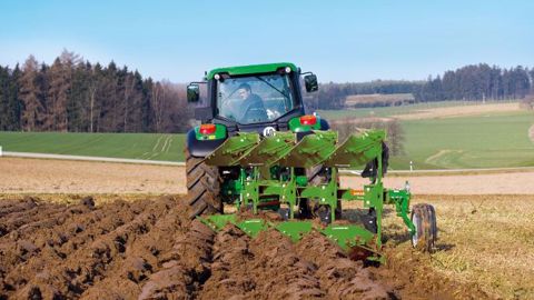 La gamme Cayros M est disponible en trois ou quatre corps pour des tracteurs jusqu'à 120 ch. (©Amazone) La gamme Cayros M est disponible en trois ou quatre corps pour des tracteurs jusqu'à 120 ch. (©Amazone)