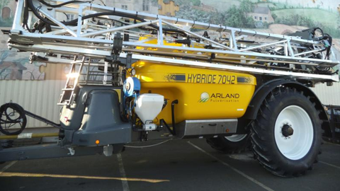 Le pulvérisateur Hybride compatible Isobus se pilote via le terminal du tracteur, le Touch 800 ou le Touch 1200 de Müller Elektronik. (©Arland)
