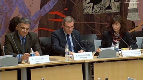 Antoine Herth et Germinal Peiro, lors de la présentation de leur rapport sur l'application de la loi d'avenir pour l'agriculture, en commission des affaires économiques de l'Assemblée nationale mardi 20 décembre 2016. (©Assemblée nationale)