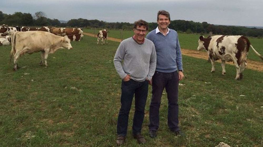 Le 25 septembre 2016, Arnaud Montebourg visitait l'exploitation de Philippe Collin, ancien porte-parole de la Confédération paysanne, installé à Blacy, dans l'Yonne. (©Montebourg)