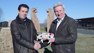 Jean-Marc Alibert poursuivra le travail de Bernard Roux et du pôle de Lanaud qui a permis à la race limousine de doubler son effectif en 15 ans pour dépasser le million de vaches aujourd'hui en France. (©S.Monnet-l'Union Agricole / FLS) Jean-Marc Alibert poursuivra le travail de Bernard Roux et du pôle de Lanaud qui a permis à la race limousine de doubler son effectif en 15 ans pour dépasser le million de vaches aujourd'hui en France. (©S.Monnet-l'Union Agricole / FLS)