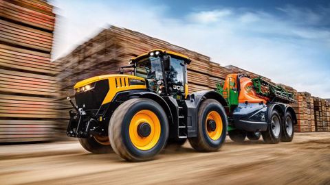 JCB Fastrac 8000, plus de couple et de confort et toujours une sellette arrière. (©JCB)