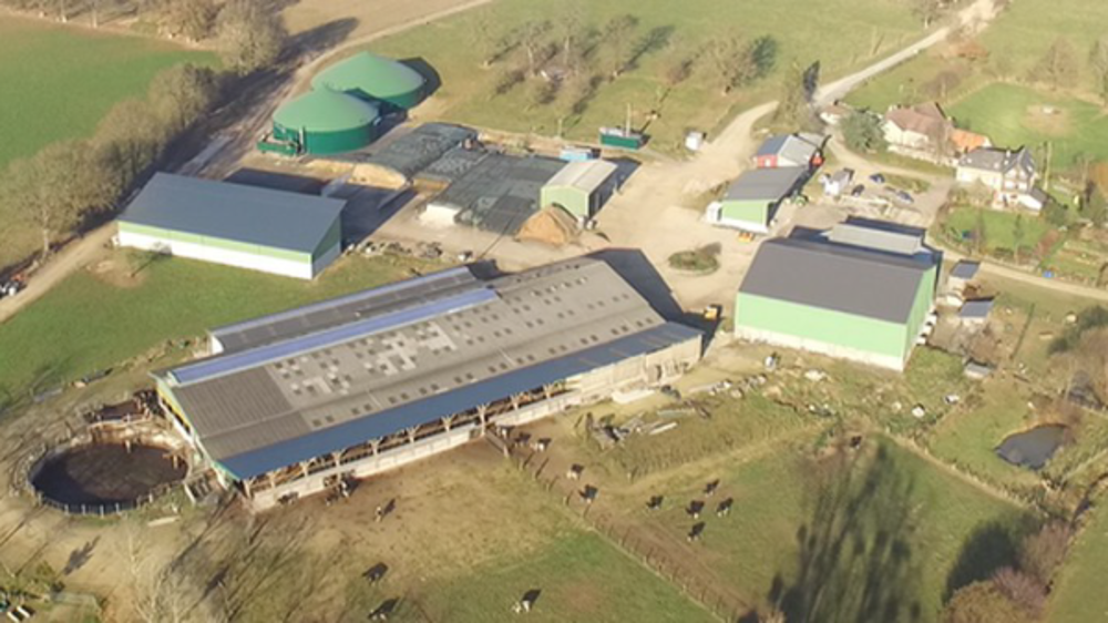 <a href="http://www.web-agri.fr/conduite-elevage/alimentation/article/un-eleveur-qui-transmet-sa-passion-pour-l-alimentation-des-sols-et-des-vaches-1172-114759.html" target="_self">Eleveur innovant et pionnier des méteils riches en protéagineux, Anton Sidler</a> vient de construire une unité de méthanisation sur sa ferme laitière. (©LVH)