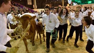 L'équipe d'"Au cœur des vaches", du lycée agricole Edgard Pisani (Tulle-Naves) remporte cette année encore le TNLA au salon de l'agriculture. (© Karine Dufour, Hervé Longy - Lycée agricole Edgard Pisani (Tulle-Naves)) L'équipe d'"Au cœur des vaches", du lycée agricole Edgard Pisani (Tulle-Naves) remporte cette année encore le TNLA au salon de l'agriculture. (© Karine Dufour, Hervé Longy - Lycée agricole Edgard Pisani (Tulle-Naves))