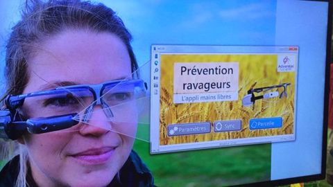 Les lunettes connectées sont particulièrement utiles quand on ne peut pas utiliser ses mains parce qu'elles sont mouillées, gantées ou occupées à tenir un outil. (©Adventiel)
