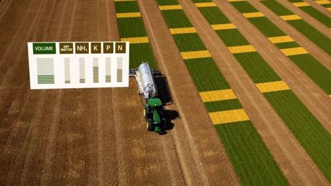 En cours d’épandage, un capteur calcule la teneur du lisier en éléments fertilisants. (©John Deere) En cours d’épandage, un capteur calcule la teneur du lisier en éléments fertilisants. (©John Deere)