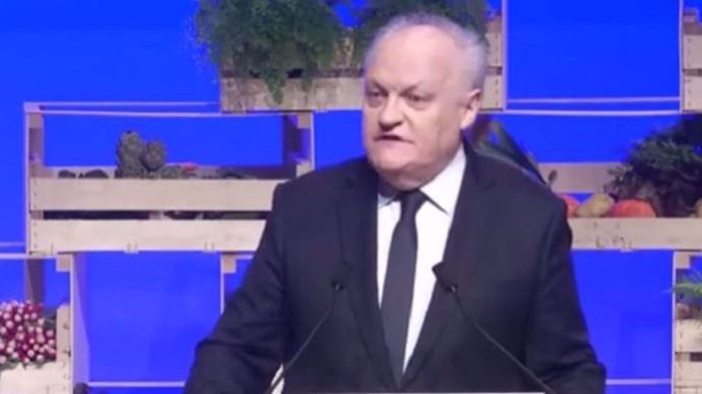 François Asselineau, le 30 mars dernier à Brest, lors du grand oral agricole organisé par la FNSEA et les organisations agricoles. (©Terre-net Média) <br />