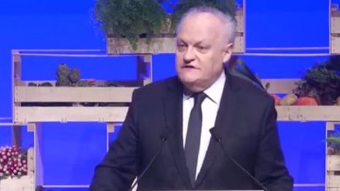 François Asselineau, le 30 mars dernier à Brest, lors du grand oral agricole organisé par la FNSEA et les organisations agricoles. (©Terre-net Média) <br />