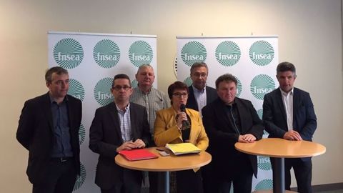 Une partie du nouveau bureau de la FNSEA : Christiane Lambert, la nouvelle présidente est entourée de Patrick Benezit, Jérôme Despey, Henri Brichart, Eric Thiroin, Daniel Prieur et Henri Biès-Péré. (©FNSEA)