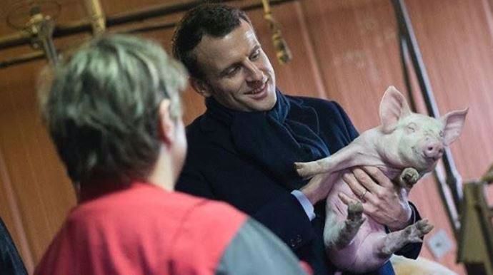 Emmanuel Macron, lors d'une visite d'exploitation agricole lors de sa campagne présidentielle.
