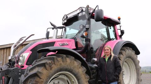 Caroline Deveaux devant son tracteur Valtra N163 Rose. (©Terre-net Média)