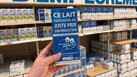 Parmi les initiatives de commerce équitable, la marque des consommateurs "C'est qui le patron ?!" a déjà commercialisé 10 millions de litres de lait en quelques mois. (©C'est qui le patron)