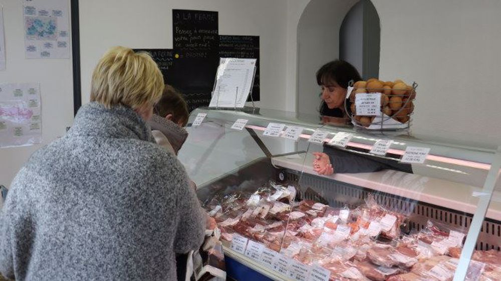 Isabelle Picard conseille les consommateurs dans le second magasin "à la ferme" de Chaumontel. (©Terre-net Média)