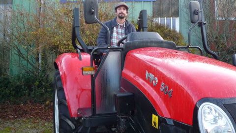 Benoit Baranthal, maraîcher dans le Finistère, au volant de son tracteur Yto 504. (©Yto)
