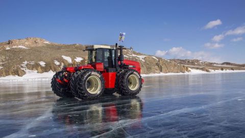 Le tracteur Versatile de 11 t roule sur la glace du lac Baïkal pour prouver ses performances accrues. (©Mitas) Le tracteur Versatile de 11 t roule sur la glace du lac Baïkal pour prouver ses performances accrues. (©Mitas)