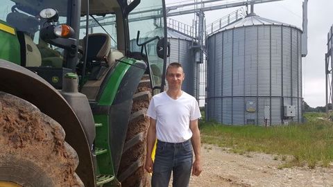 Emmanuel Kerckhove est installé à Augy-sur-Aubois depuis 2003, sur une exploitation de grandes cultures sur 360 ha, dont 105 ha de blé, 58 ha d’orge d’hiver, 60 ha de colza. Il a progressivement diversifié son assolement blé-orge-colza en intégrant du tournesol (45 ha), du maïs (42 ha) et du trèfle semence. (©Terre-net Média)