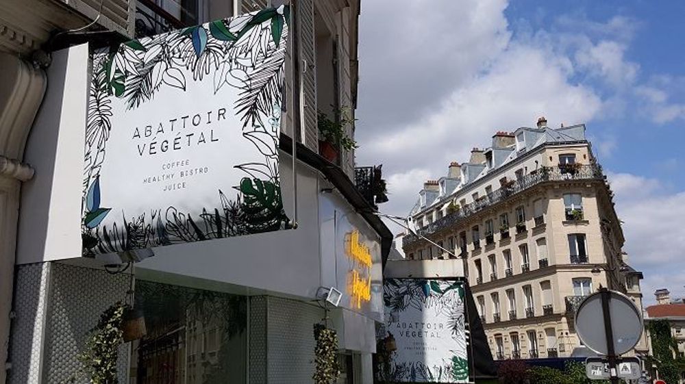 Dans le commerce végétalien, l'ambivalence entre une idéologie anti-viande et l'usage de termes se référant directement aux secteurs de la boucherie ou de la charcuterie n'a pas de limite. (©Terre-net Média)