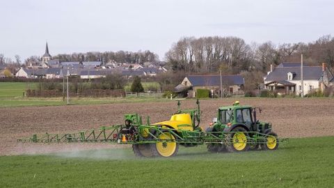 Les ministères de l'agriculture et de la transition écologique ont publié une liste de plus d'un millier de produits phytosanitaires susceptibles de contenir des perturbateurs endocriniens. (©Watier visuels)