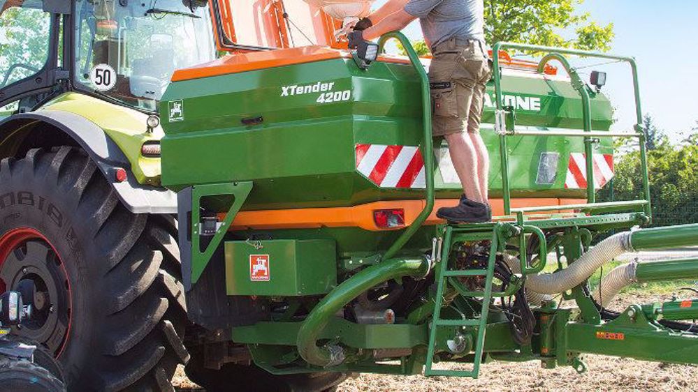 La trémie se fixe entre le tracteur et l'outil pour plus de stabilité (©Amazone)