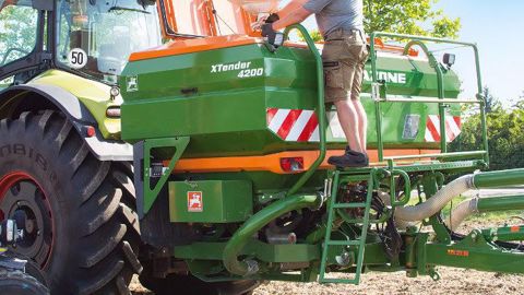 La trémie se fixe entre le tracteur et l'outil pour plus de stabilité (©Amazone) La trémie se fixe entre le tracteur et l'outil pour plus de stabilité (©Amazone)