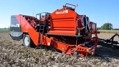 La nouvelle arracheuse déportée de Dewulf, la Torro, embarque jusqu'à sept trieurs. (©Dewulf)