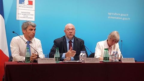 Le ministre de l'agriculture Stéphane Travert, entouré d'Olivier Allain, coordinateur des Etats généraux de l'alimentation, et Sophie Delaporte, sa directrice de cabinet. (©Terre-net Média)