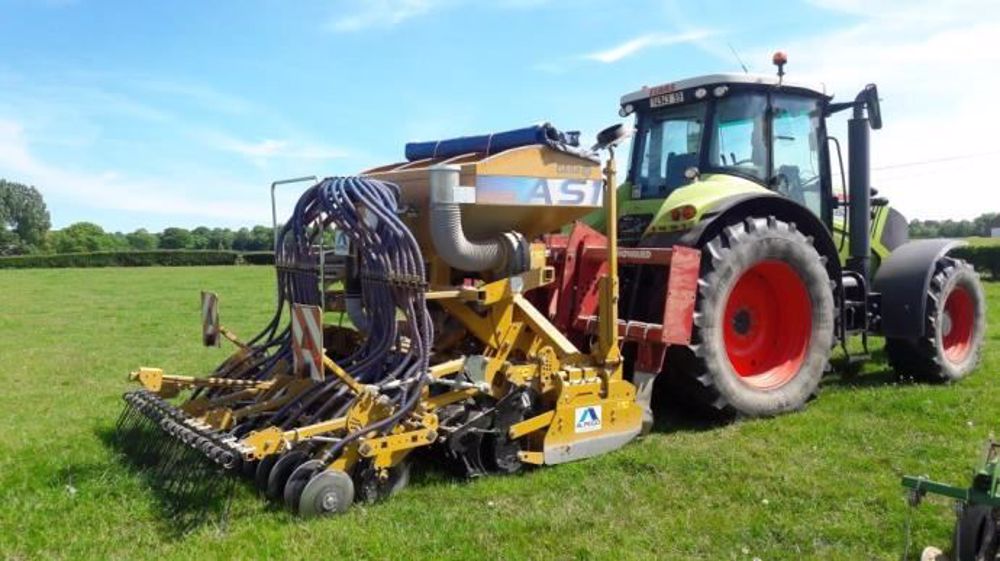 Il existe des semoirs spécialisés pour le sursemis mais vous pouvez également utiliser d'autres outils comme une herse lourde, des disques type covercrop, un semoir ancien à cannelures... (©Gnis)