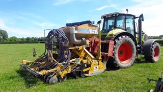 Il existe des semoirs spécialisés pour le sursemis mais vous pouvez également utiliser d'autres outils comme une herse lourde, des disques type covercrop, un semoir ancien à cannelures... (©Gnis) Il existe des semoirs spécialisés pour le sursemis mais vous pouvez également utiliser d'autres outils comme une herse lourde, des disques type covercrop, un semoir ancien à cannelures... (©Gnis)