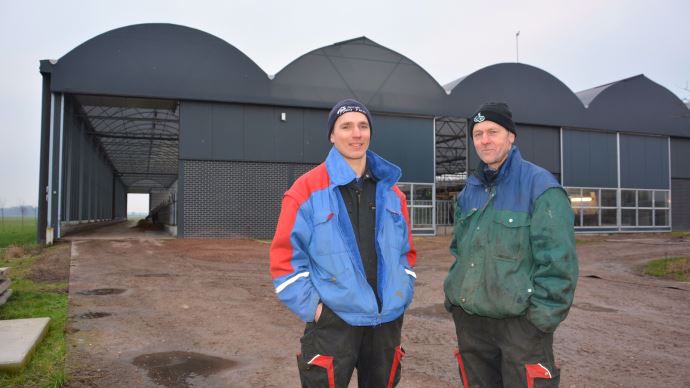 Evert et Wymand De Wit apprécient leur nouvel outil de travail sorti de terre après six mois, bien que le montage de la structure par ID Agro n’ait duré que quelques jours. Le terrassement et les bétons des fosses caillebotis ont représenté le premier poste de dépenses.